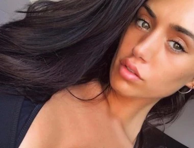 Η τηλεστάρ των ριάλιτι Κλέλια Θεοδώρου βάζει «φωτιά» στη Βρετανία (φώτο-βίντεο)